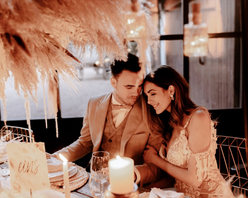 Eine atemberaubende Bohohochzeit im Boho Glam Stil in feinen Nudetönen, strahlendem Weiß und zartem Blush