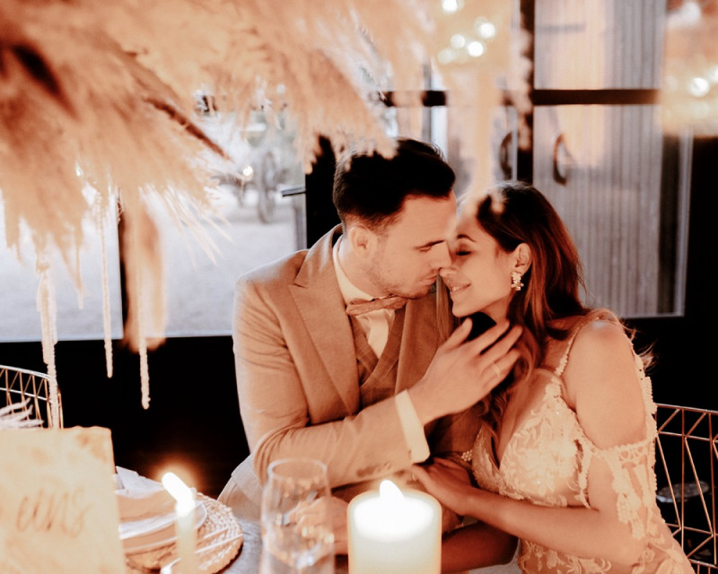 Eine atemberaubende Bohohochzeit im Boho Glam Stil in feinen Nudetönen, strahlendem Weiß und zartem Blush