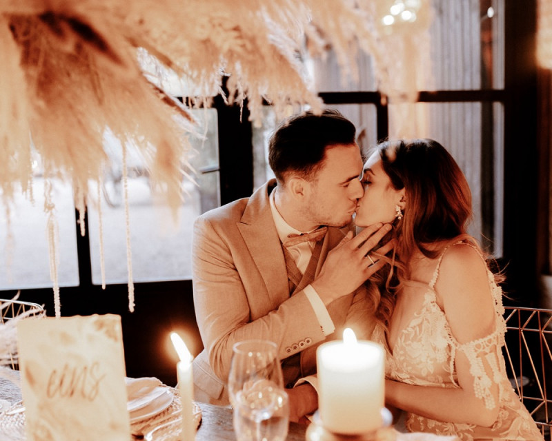 Eine atemberaubende Bohohochzeit im Boho Glam Stil in feinen Nudetönen, strahlendem Weiß und zartem Blush