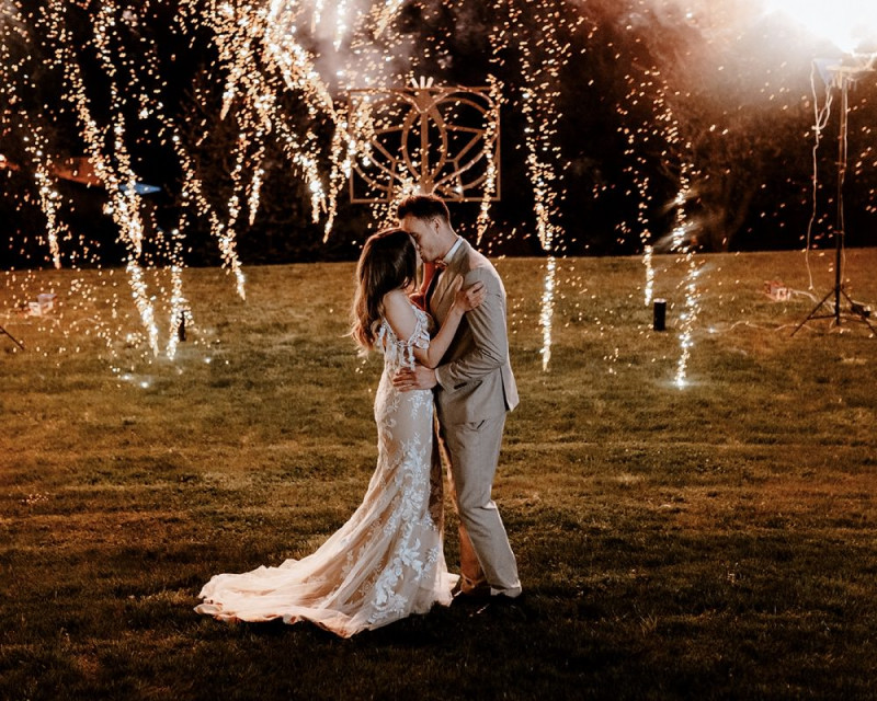 Eine atemberaubende Bohohochzeit im Boho Glam Stil in feinen Nudetönen, strahlendem Weiß und zartem Blush