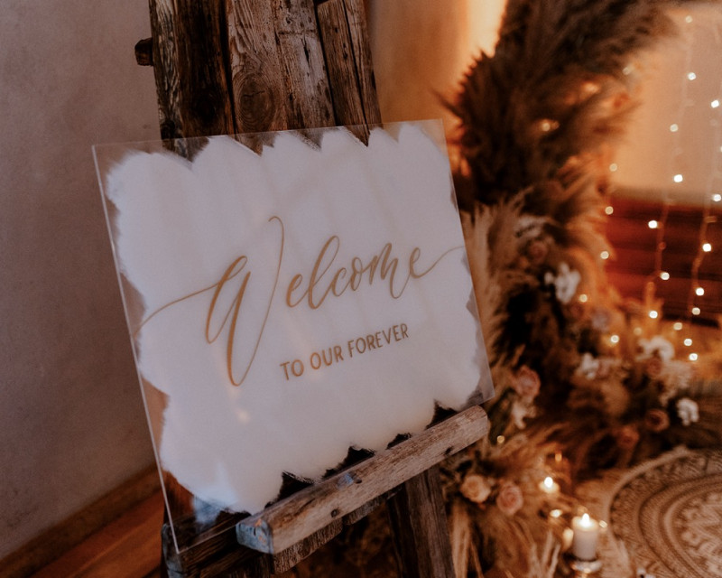 Eine atemberaubende Bohohochzeit im Boho Glam Stil in feinen Nudetönen, strahlendem Weiß und zartem Blush Willkommensschild Hochzeit, Acrylschild Hochzeit, Hochzeitsschild, Hochzeitsdekoration