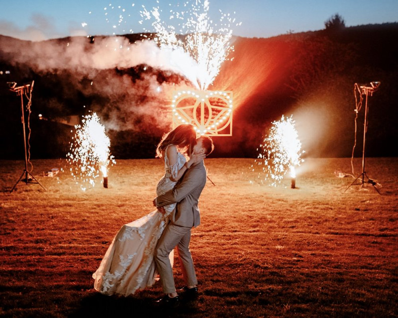 Eine atemberaubende Bohohochzeit im Boho Glam Stil in feinen Nudetönen, strahlendem Weiß und zartem Blush