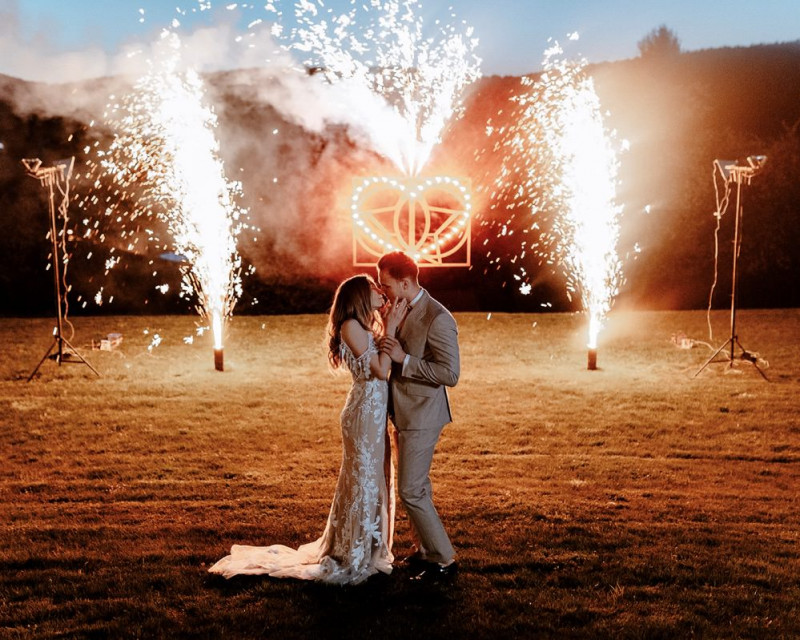 Eine atemberaubende Bohohochzeit im Boho Glam Stil in feinen Nudetönen, strahlendem Weiß und zartem Blush
