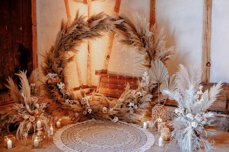 Eine atemberaubende Bohohochzeit im Boho Glam Stil in feinen Nudetönen, strahlendem Weiß und zartem Blush Traubogen Pampasgras, Traubogen Bohohochzeit, Traubogen Rund