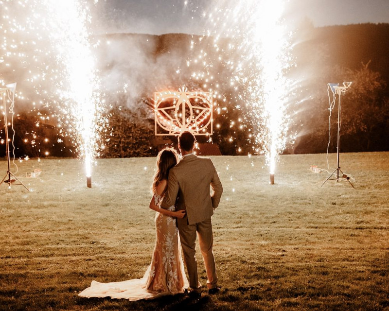Eine atemberaubende Bohohochzeit im Boho Glam Stil in feinen Nudetönen, strahlendem Weiß und zartem Blush