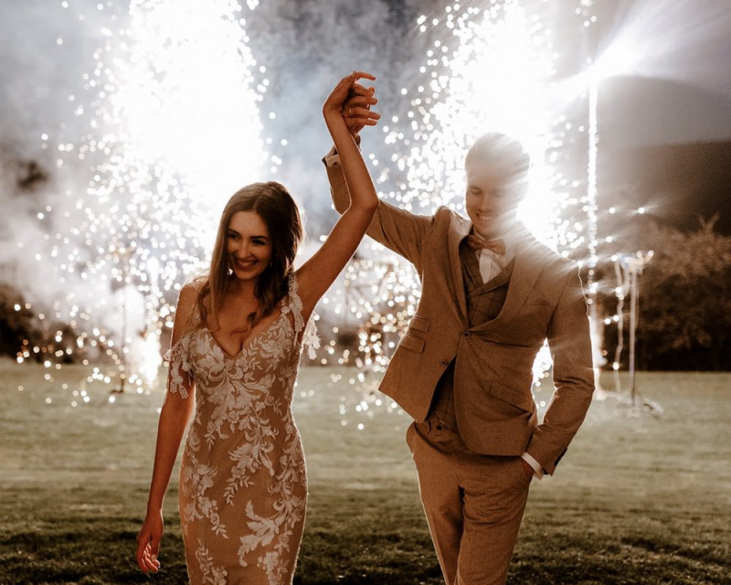 Eine atemberaubende Bohohochzeit im Boho Glam Stil in feinen Nudetönen, strahlendem Weiß und zartem Blush