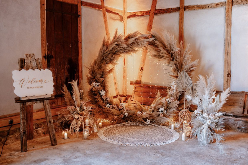 Eine atemberaubende Bohohochzeit im Boho Glam Stil in feinen Nudetönen, strahlendem Weiß und zartem Blush