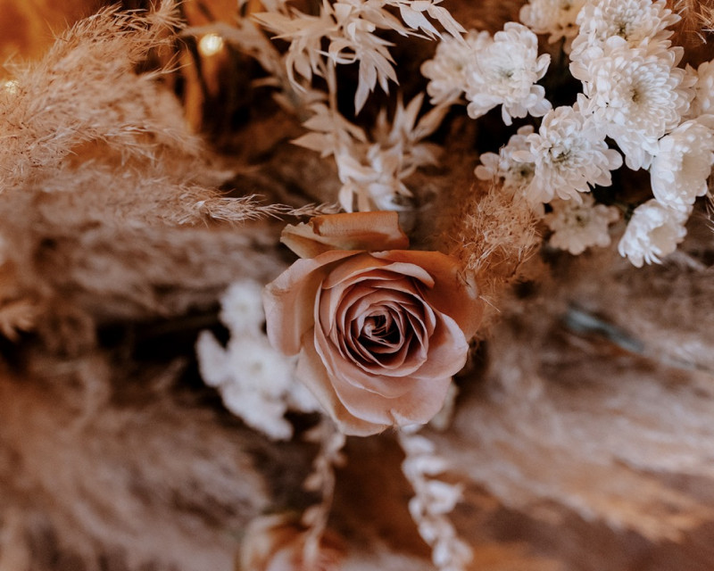 Eine atemberaubende Bohohochzeit im Boho Glam Stil in feinen Nudetönen, strahlendem Weiß und zartem Blush