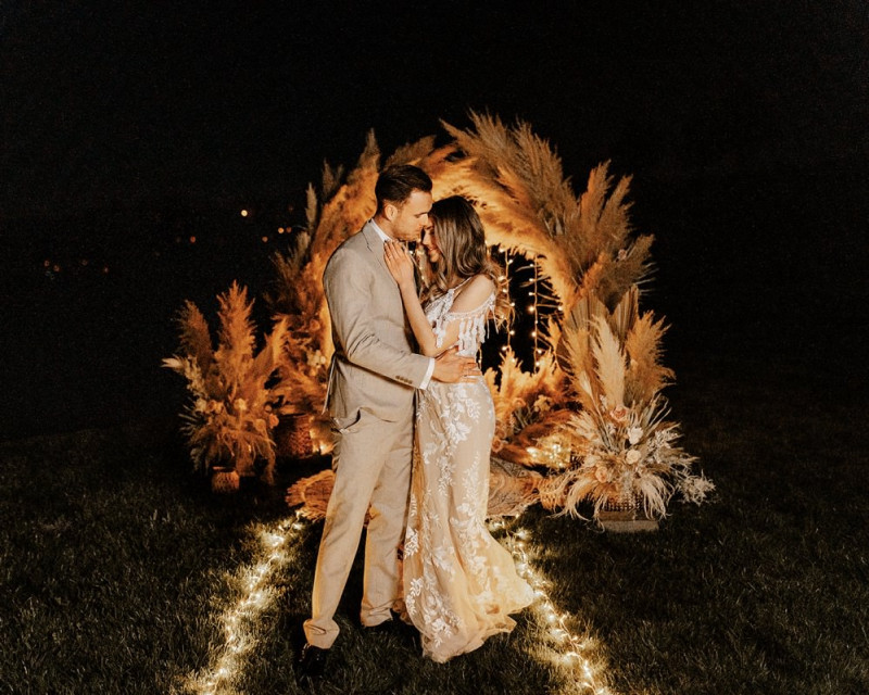 Eine atemberaubende Bohohochzeit im Boho Glam Stil in feinen Nudetönen, strahlendem Weiß und zartem Blush