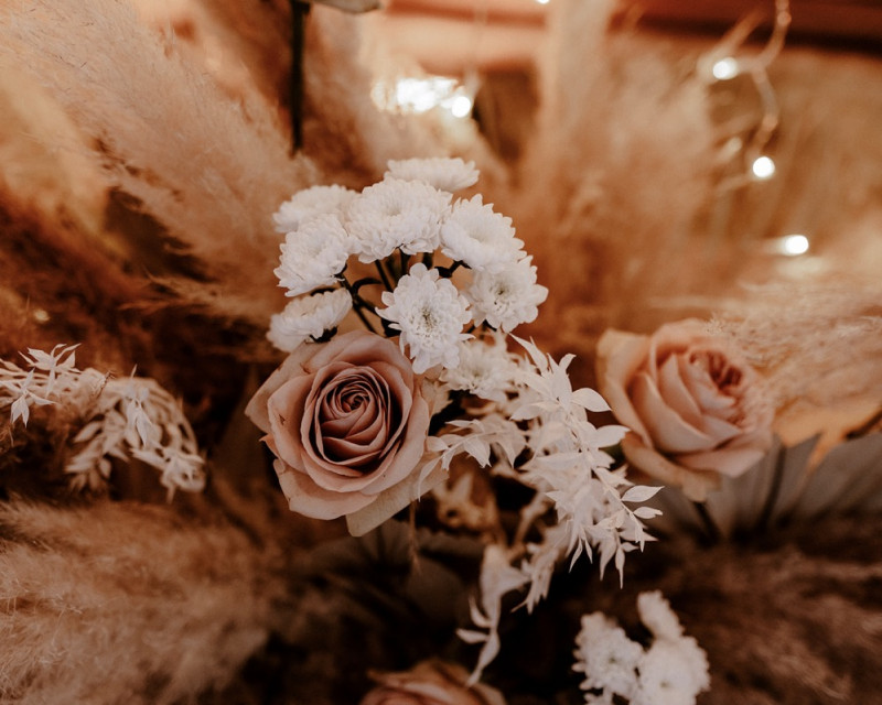 Eine atemberaubende Bohohochzeit im Boho Glam Stil in feinen Nudetönen, strahlendem Weiß und zartem Blush