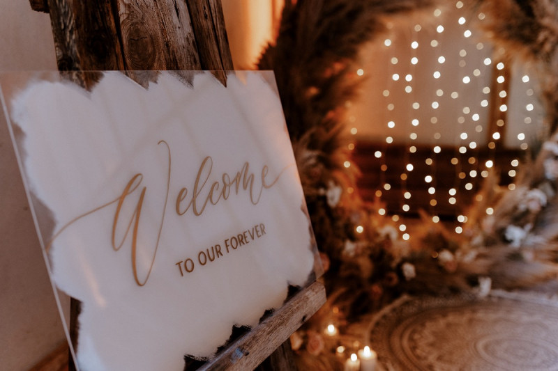 Eine atemberaubende Bohohochzeit im Boho Glam Stil in feinen Nudetönen, strahlendem Weiß und zartem Blush