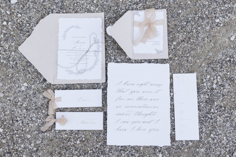 Inspiration einer aparten Frühlingshochzeit in Lilatönen, Weiß und Beige mit weißen Ranunkeln, Rosen und Kirschblütenzweigen