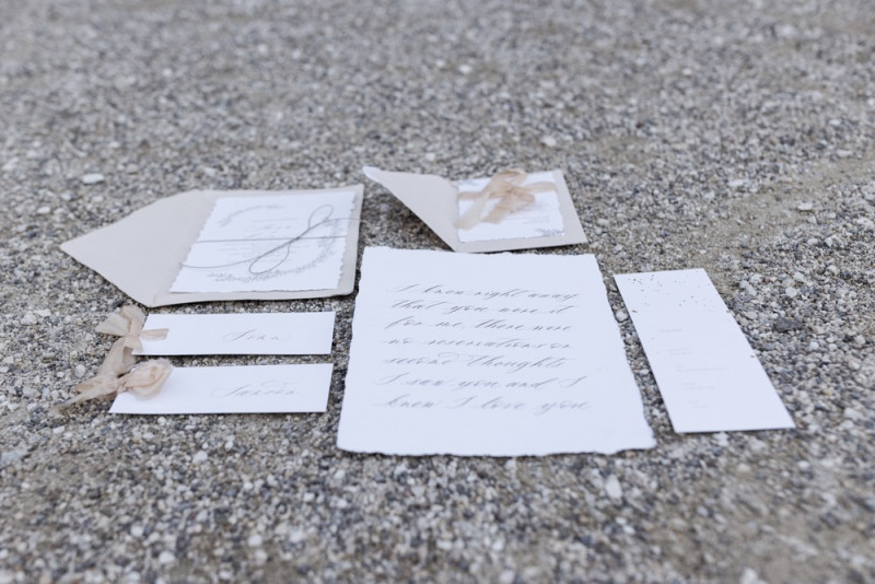 Inspiration einer aparten Frühlingshochzeit in Lilatönen, Weiß und Beige mit weißen Ranunkeln, Rosen und Kirschblütenzweigen