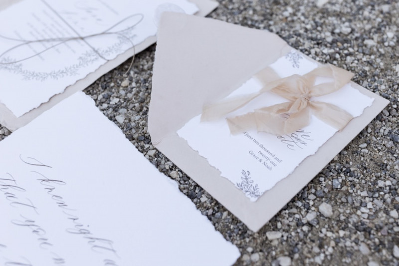 Inspiration einer aparten Frühlingshochzeit in Lilatönen, Weiß und Beige mit weißen Ranunkeln, Rosen und Kirschblütenzweigen