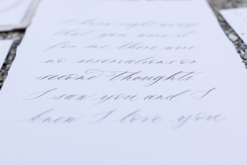 Inspiration einer aparten Frühlingshochzeit in Lilatönen, Weiß und Beige mit weißen Ranunkeln, Rosen und Kirschblütenzweigen