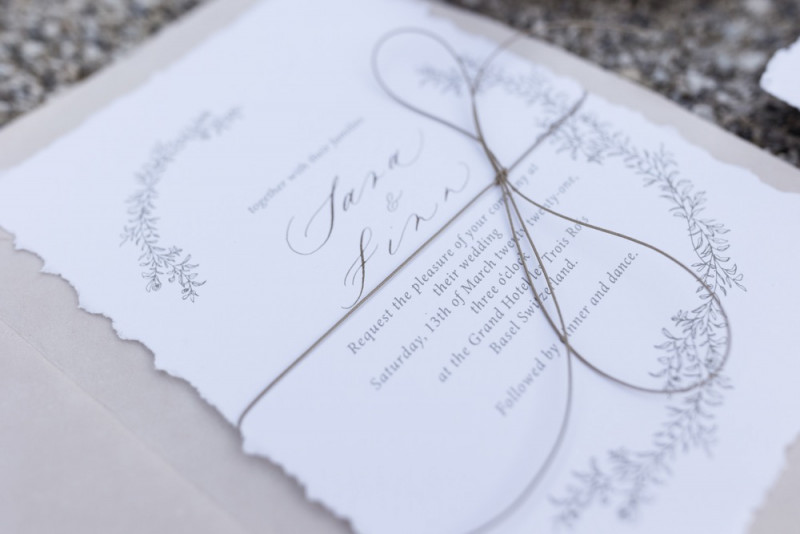 Inspiration einer aparten Frühlingshochzeit in Lilatönen, Weiß und Beige mit weißen Ranunkeln, Rosen und Kirschblütenzweigen