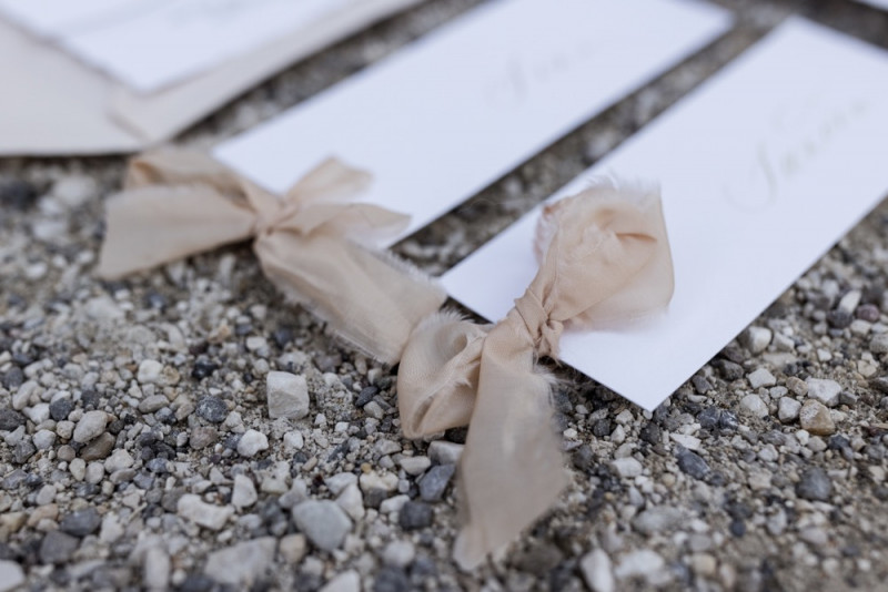 Inspiration einer aparten Frühlingshochzeit in Lilatönen, Weiß und Beige mit weißen Ranunkeln, Rosen und Kirschblütenzweigen