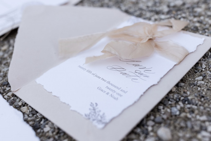 Inspiration einer aparten Frühlingshochzeit in Lilatönen, Weiß und Beige mit weißen Ranunkeln, Rosen und Kirschblütenzweigen