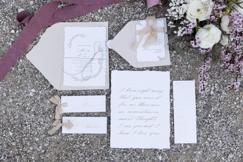 Inspiration einer aparten Frühlingshochzeit in Lilatönen, Weiß und Beige mit weißen Ranunkeln, Rosen und Kirschblütenzweigen