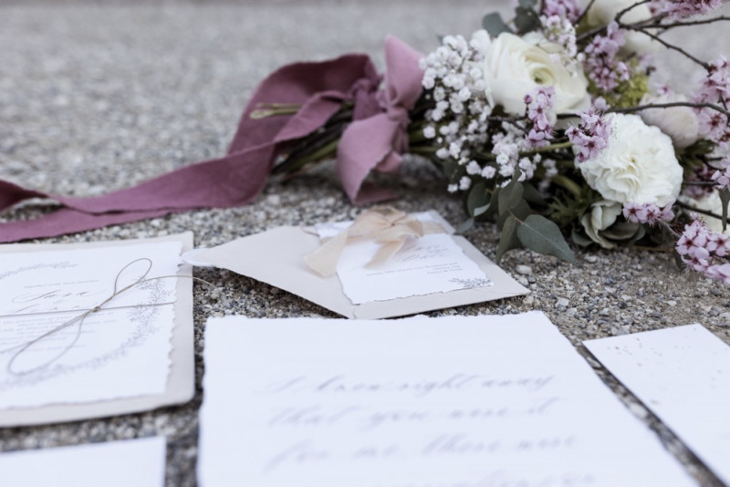 Inspiration einer aparten Frühlingshochzeit in Lilatönen, Weiß und Beige mit weißen Ranunkeln, Rosen und Kirschblütenzweigen