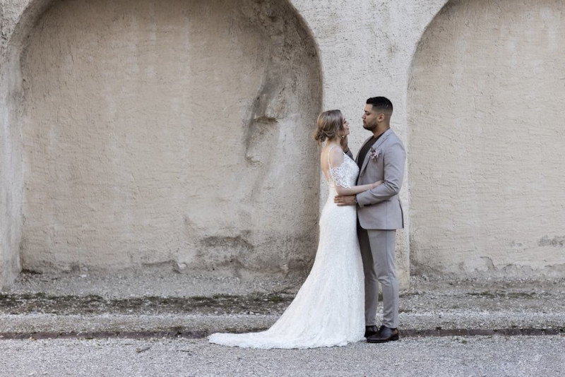 Inspiration einer aparten Frühlingshochzeit in Lilatönen, Weiß und Beige mit weißen Ranunkeln, Rosen und Kirschblütenzweigen