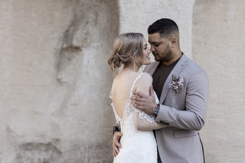 Inspiration einer aparten Frühlingshochzeit in Lilatönen, Weiß und Beige mit weißen Ranunkeln, Rosen und Kirschblütenzweigen