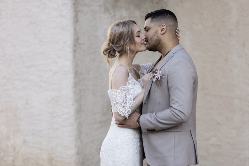 Inspiration einer aparten Frühlingshochzeit in Lilatönen, Weiß und Beige mit weißen Ranunkeln, Rosen und Kirschblütenzweigen
