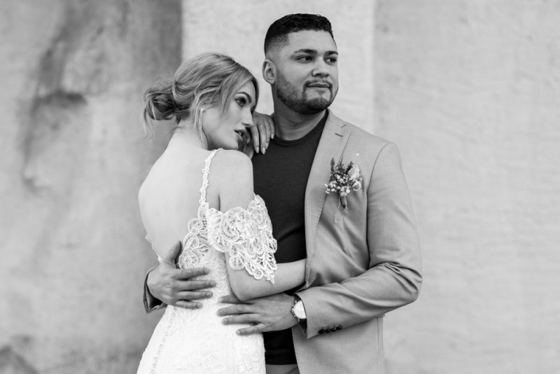 Inspiration einer aparten Frühlingshochzeit in Lilatönen, Weiß und Beige mit weißen Ranunkeln, Rosen und Kirschblütenzweigen