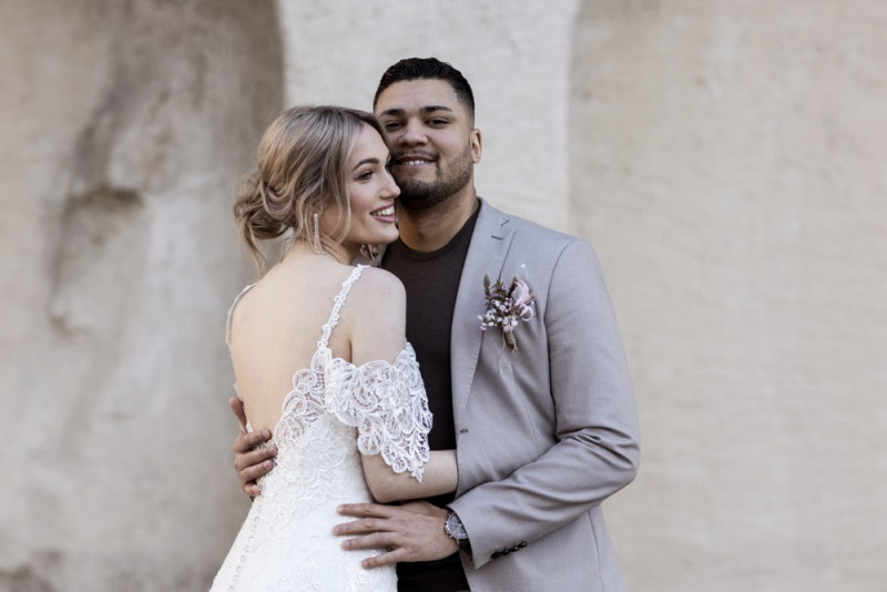 Inspiration einer aparten Frühlingshochzeit in Lilatönen, Weiß und Beige mit weißen Ranunkeln, Rosen und Kirschblütenzweigen