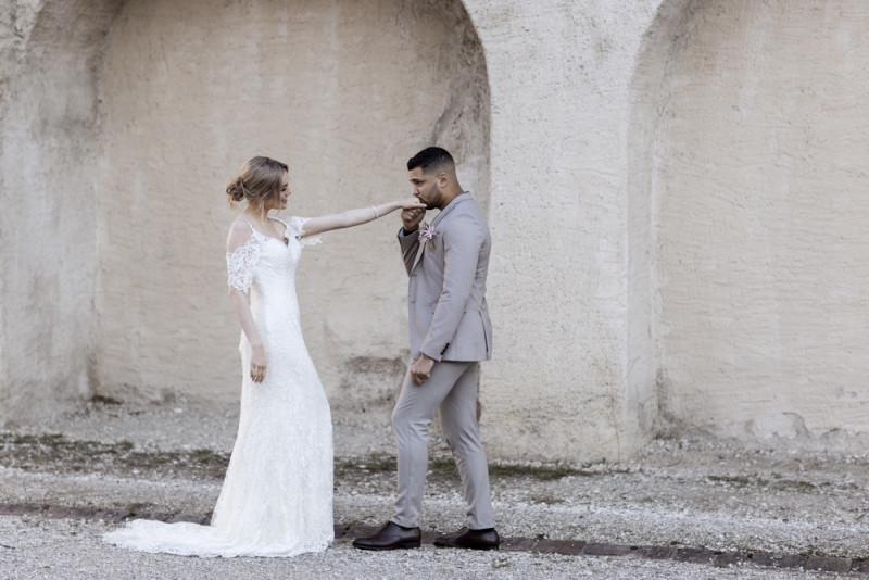 Inspiration einer aparten Frühlingshochzeit in Lilatönen, Weiß und Beige mit weißen Ranunkeln, Rosen und Kirschblütenzweigen