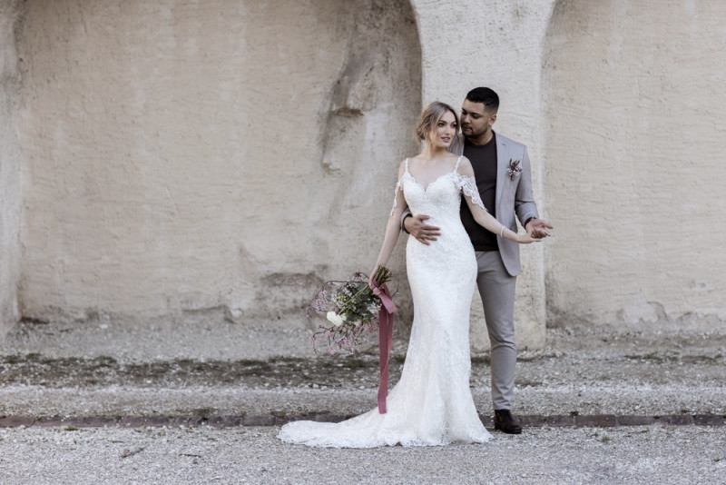 Inspiration einer aparten Frühlingshochzeit in Lilatönen, Weiß und Beige mit weißen Ranunkeln, Rosen und Kirschblütenzweigen