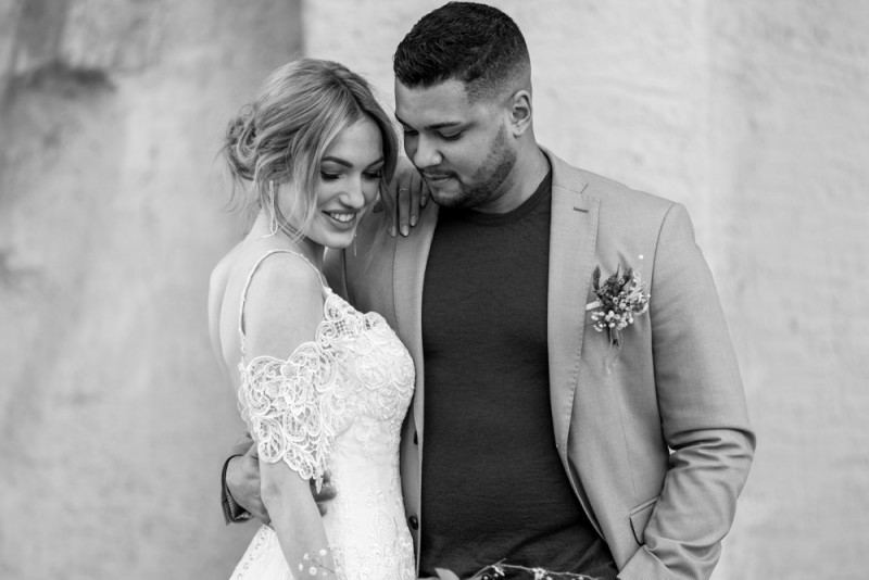 Inspiration einer aparten Frühlingshochzeit in Lilatönen, Weiß und Beige mit weißen Ranunkeln, Rosen und Kirschblütenzweigen