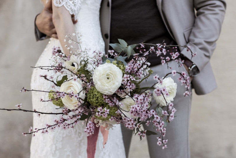 Inspiration einer aparten Frühlingshochzeit in Lilatönen, Weiß und Beige mit weißen Ranunkeln, Rosen und Kirschblütenzweigen