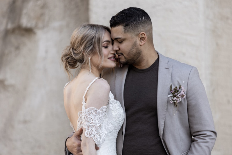 Inspiration einer aparten Frühlingshochzeit in Lilatönen, Weiß und Beige mit weißen Ranunkeln, Rosen und Kirschblütenzweigen