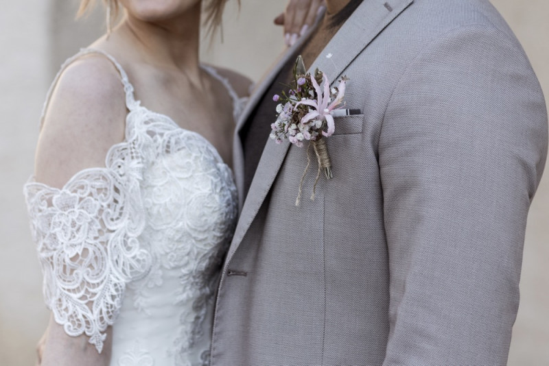 Inspiration einer aparten Frühlingshochzeit in Lilatönen, Weiß und Beige mit weißen Ranunkeln, Rosen und Kirschblütenzweigen