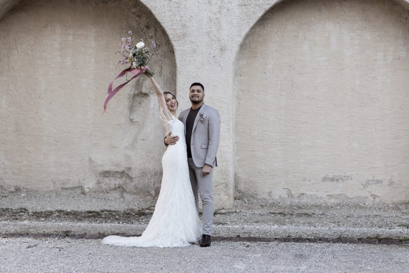 Inspiration einer aparten Frühlingshochzeit in Lilatönen, Weiß und Beige mit weißen Ranunkeln, Rosen und Kirschblütenzweigen