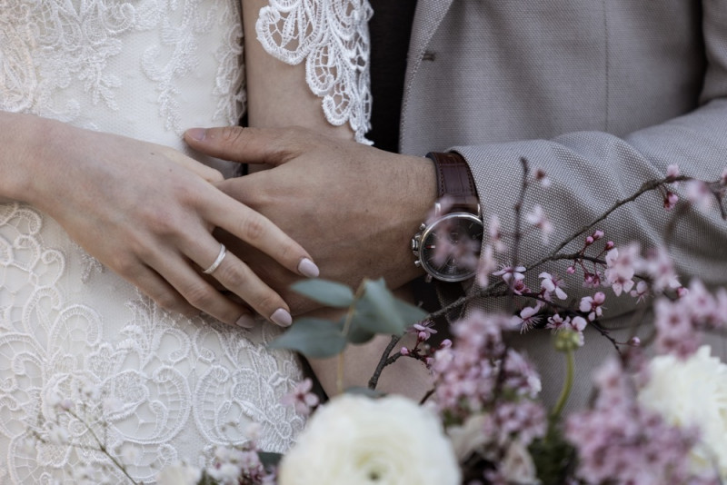 Inspiration einer aparten Frühlingshochzeit in Lilatönen, Weiß und Beige mit weißen Ranunkeln, Rosen und Kirschblütenzweigen