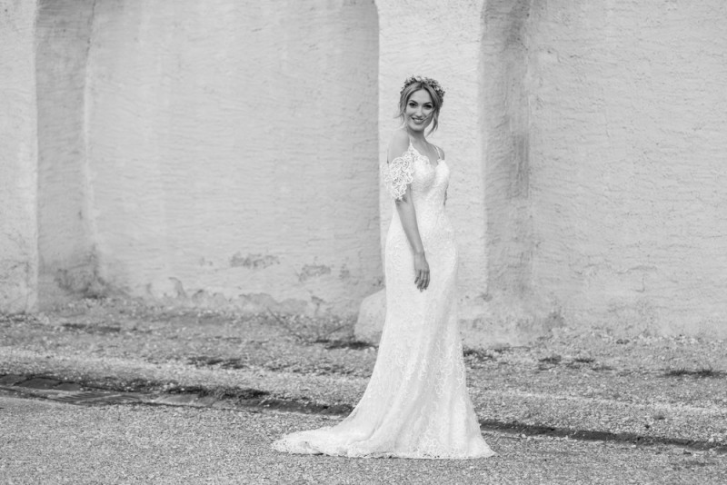 Inspiration einer aparten Frühlingshochzeit in Lilatönen, Weiß und Beige mit weißen Ranunkeln, Rosen und Kirschblütenzweigen