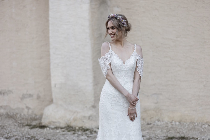 Inspiration einer aparten Frühlingshochzeit in Lilatönen, Weiß und Beige mit weißen Ranunkeln, Rosen und Kirschblütenzweigen