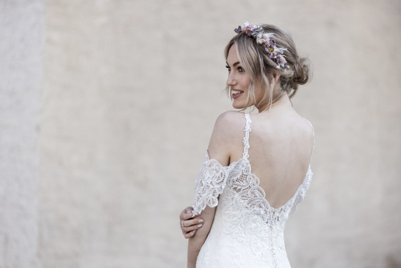 Inspiration einer aparten Frühlingshochzeit in Lilatönen, Weiß und Beige mit weißen Ranunkeln, Rosen und Kirschblütenzweigen