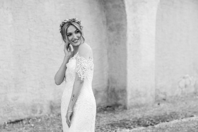 Inspiration einer aparten Frühlingshochzeit in Lilatönen, Weiß und Beige mit weißen Ranunkeln, Rosen und Kirschblütenzweigen