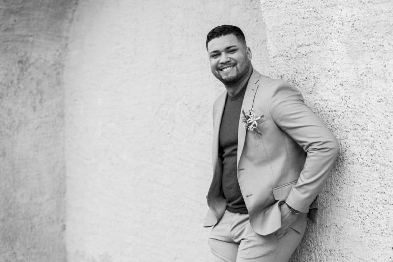 Inspiration einer aparten Frühlingshochzeit in Lilatönen, Weiß und Beige mit weißen Ranunkeln, Rosen und Kirschblütenzweigen