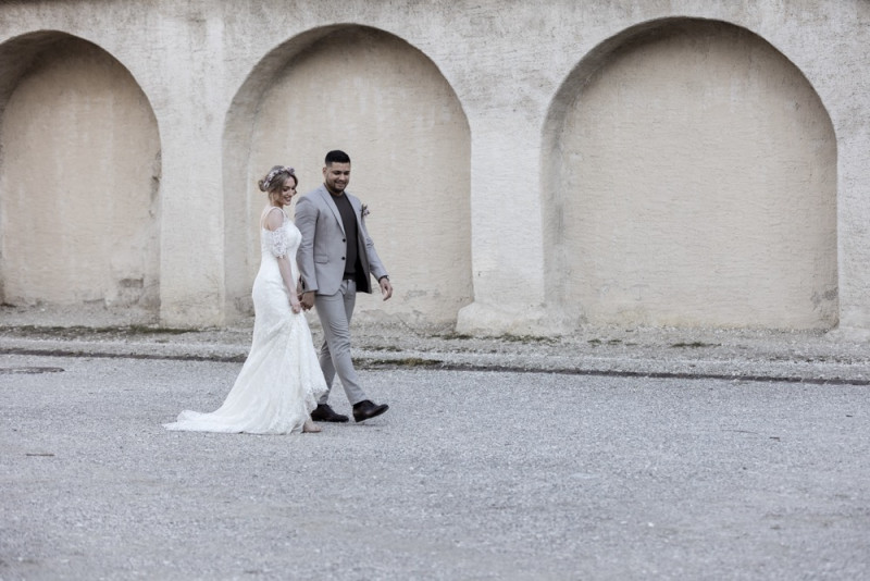 Inspiration einer aparten Frühlingshochzeit in Lilatönen, Weiß und Beige mit weißen Ranunkeln, Rosen und Kirschblütenzweigen