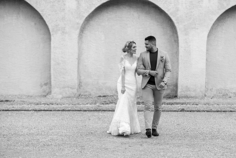 Inspiration einer aparten Frühlingshochzeit in Lilatönen, Weiß und Beige mit weißen Ranunkeln, Rosen und Kirschblütenzweigen