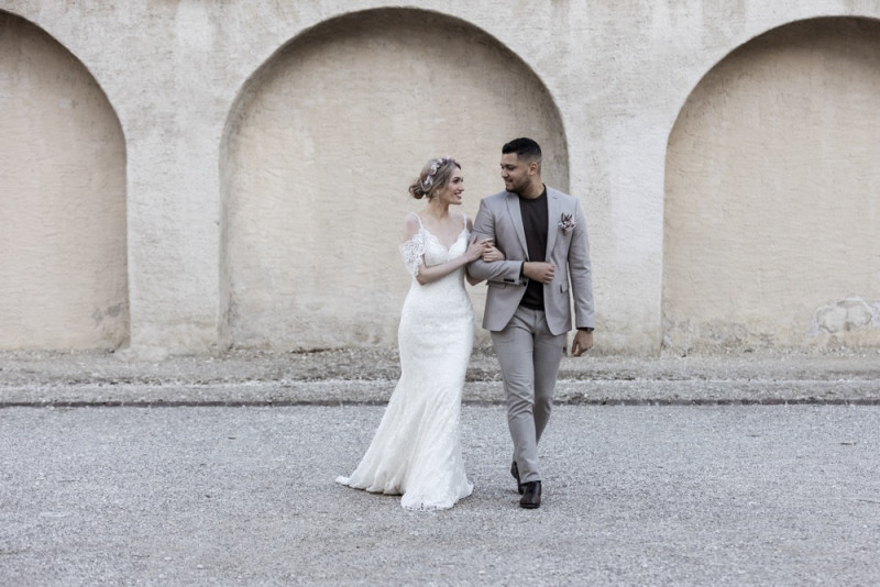 Inspiration einer aparten Frühlingshochzeit in Lilatönen, Weiß und Beige mit weißen Ranunkeln, Rosen und Kirschblütenzweigen