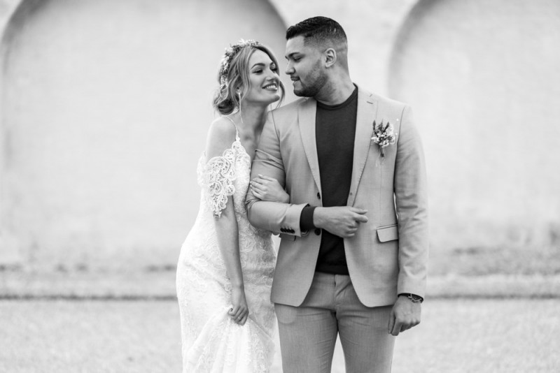 Inspiration einer aparten Frühlingshochzeit in Lilatönen, Weiß und Beige mit weißen Ranunkeln, Rosen und Kirschblütenzweigen