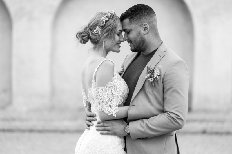 Inspiration einer aparten Frühlingshochzeit in Lilatönen, Weiß und Beige mit weißen Ranunkeln, Rosen und Kirschblütenzweigen