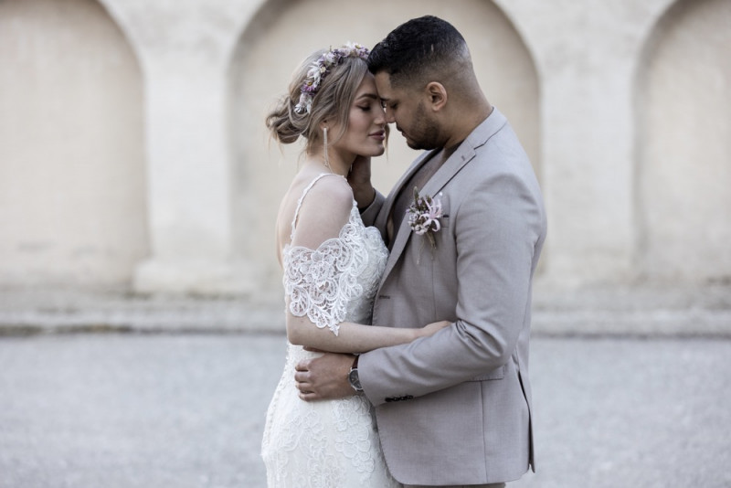 Inspiration einer aparten Frühlingshochzeit in Lilatönen, Weiß und Beige mit weißen Ranunkeln, Rosen und Kirschblütenzweigen