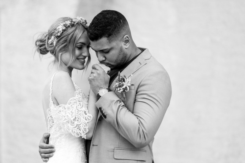 Inspiration einer aparten Frühlingshochzeit in Lilatönen, Weiß und Beige mit weißen Ranunkeln, Rosen und Kirschblütenzweigen