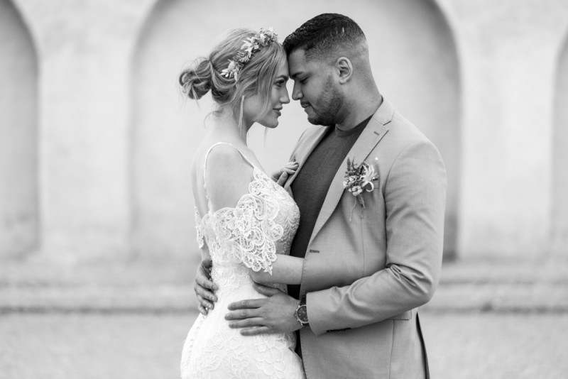 Inspiration einer aparten Frühlingshochzeit in Lilatönen, Weiß und Beige mit weißen Ranunkeln, Rosen und Kirschblütenzweigen